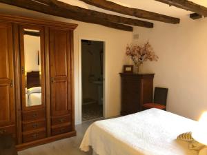 a bedroom with a bed and a dresser and a bathroom at Posada El Museo in Astudillo