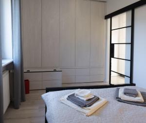 sypialnia z łóżkiem z ręcznikami w obiekcie Apartament Młociny w Warszawie