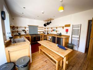 Een restaurant of ander eetgelegenheid bij Nomi Homes - Powderham - Exeter - Uni - Free parking - Central