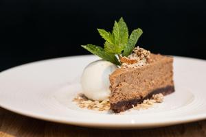 ein Stück Schokoladen-Dessert auf einem weißen Teller in der Unterkunft The Crown Guest House in East Linton