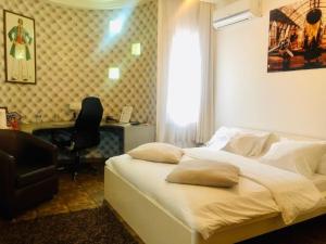 Postel nebo postele na pokoji v ubytování Hotel Le Griffon