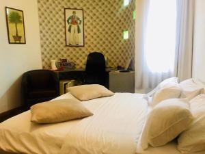 Postel nebo postele na pokoji v ubytování Hotel Le Griffon