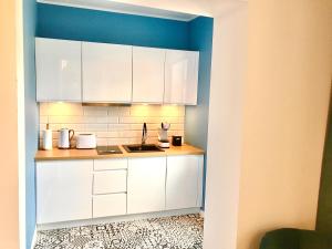 Kuchyňa alebo kuchynka v ubytovaní Apartament „Arctic Blue”