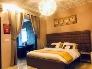 Postel nebo postele na pokoji v ubytování Hotel Le Griffon + 37 fotografií