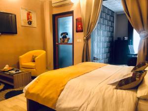 Postel nebo postele na pokoji v ubytování Hotel Le Griffon