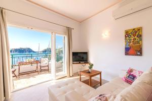 A television and/or entertainment centre at Lakka Seaview Apartments by Konnect