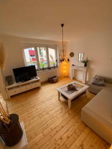 a living room with a couch and a coffee table at Ferienwohnungen Gartenstrasse in Hameln