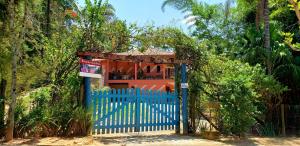 a blue gate in front of a house at Casa do Lago in Cunha