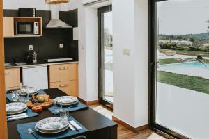 una cocina con una mesa con platos y comida. en Lugar nas Estrelas, en Peso