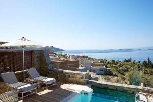 Vaizdas į baseiną apgyvendinimo įstaigoje Excellent Halkidiki Villa Ocean Villa 1 1 Bedroom Stunning Sea Views Ouranoupoli arba netoliese