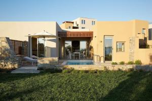 dom z patio i basenem w obiekcie Eagles Villas Halkidiki Ocean One Bedroom Pool Villa With Private Garden w mieście Uranupoli
