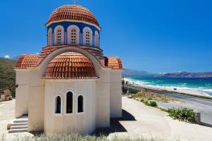 mały budynek z czerwonym dachem obok plaży w obiekcie Eagles Villas Halkidiki Ocean One Bedroom Pool Villa With Private Garden w mieście Uranupoli +1 zdjęcie