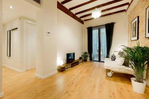 sala de estar amplia con sofá y TV en CA1 - Apartamento céntrico de 1 dormitorio con opción de garaje, en Zaragoza