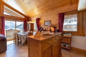 a kitchen and dining room with a table in a cabin at Appt Bec D4 - Happy Rentals in Le Tour