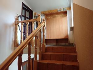 Una escalera en una casa con una persona subiendo las escaleras en Apartament Kacperek, Willowa 4A - 2 sypialnie, salon - dla rodzinny 4-5 os, samo centrum en Szczyrk