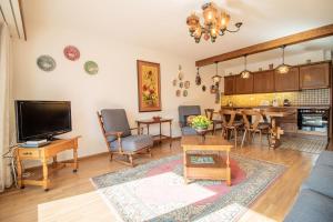 Kuchyň nebo kuchyňský kout v ubytování Rehwiesa 11C by Arosa Holiday + 23 fotografií