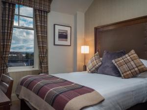 Postel nebo postele na pokoji v ubytování Cairngorm Hotel