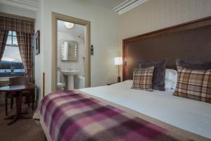 Postel nebo postele na pokoji v ubytování Cairngorm Hotel