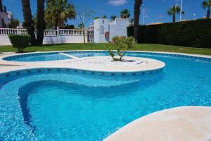 una piscina con un árbol en el medio en Spacious Ground floor apartment with Garden & Communal Pool, en Los Dolses