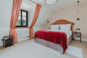 Postel nebo postele na pokoji v ubytování Burg Reichenstein
