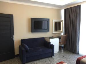 TV a/nebo společenská místnost v ubytování GRAND MEDYA HOTEL-OLDTOWN