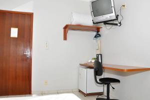 Uma televisão e/ou sistema de entretenimento em Hotel Carolina 2- próximo ao hospital Regional, hospital Mario Palmério, Hospital São Marcos