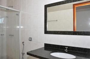 Ένα μπάνιο στο Hotel Carolina 2 - próximo a Universidade de Uberaba uniube - ao Aeroporto Fórum De uberaba - hospital Mario Palmeirio ao Hospital São Marcos e hospital Regional +24 φωτογραφίες