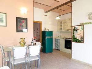 een keuken met een tafel en een groene koelkast bij River Melody B&B in Bettona