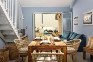 Uma área de estar em Punta Ala Sea View Apartments
