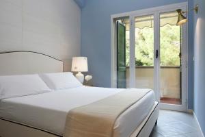 Cama ou camas em um quarto em Punta Ala Sea View Apartments