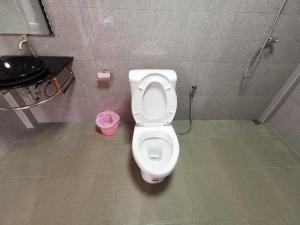 ein Badezimmer mit einem weißen WC und einem Waschbecken in der Unterkunft Walk in homestay in Ko Kood