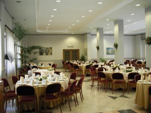 a banquet hall with tables and chairs at Hotel Park Siracusa Sicily in Syracuse