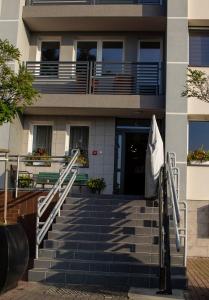 budynek ze schodami prowadzącymi do drzwi wejściowych w obiekcie Olimpik Park w Słubicach