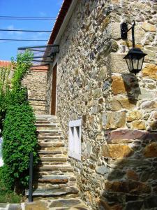 um edifcio de pedra com uma janela do lado em Casa Santa Catarina em Penha Garcia