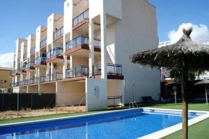 hotel z basenem i parasolem w obiekcie Fantastic Location - Penthouse Duplex in Cabo Roig in walking distance to the beach w mieście Cabo Roig