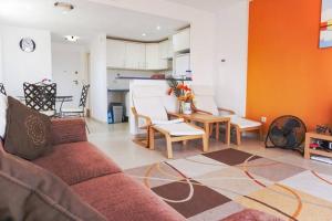 Część wypoczynkowa w obiekcie Fantastic Location - Penthouse Duplex in Cabo Roig in walking distance to the beach