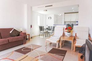 een woonkamer met een bank en een tafel bij Fantastic Location - Penthouse Duplex in Cabo Roig in walking distance to the beach in Cabo Roig