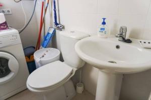 Łazienka w obiekcie Fantastic Location - Penthouse Duplex in Cabo Roig in walking distance to the beach