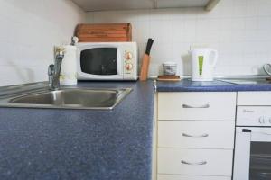 Kuchnia lub aneks kuchenny w obiekcie Fantastic Location - Penthouse Duplex in Cabo Roig in walking distance to the beach