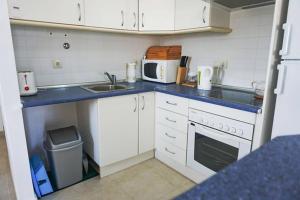 Kuchnia lub aneks kuchenny w obiekcie Fantastic Location - Penthouse Duplex in Cabo Roig in walking distance to the beach
