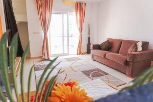 Część wypoczynkowa w obiekcie Fantastic Location - Penthouse Duplex in Cabo Roig in walking distance to the beach