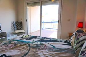 Łóżko lub łóżka w pokoju w obiekcie Fantastic Location - Penthouse Duplex in Cabo Roig in walking distance to the beach