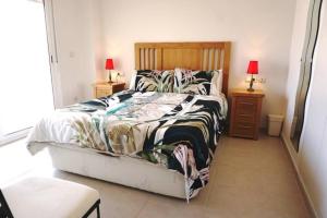 Łóżko lub łóżka w pokoju w obiekcie Fantastic Location - Penthouse Duplex in Cabo Roig in walking distance to the beach