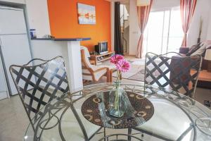 Kuchnia lub aneks kuchenny w obiekcie Fantastic Location - Penthouse Duplex in Cabo Roig in walking distance to the beach