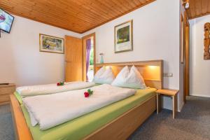 Rúm í herbergi á Ferienhaus Hintersee