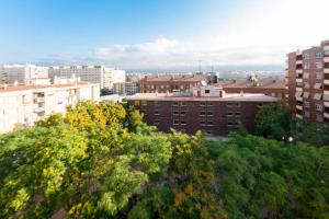 vistas a una ciudad con edificios y árboles en SANTANDER - Apartamento ejectutivo con garaje en Zaragoza