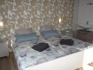 a bedroom with a bed with towels on it at Mosea in Zeltingen-Rachtig