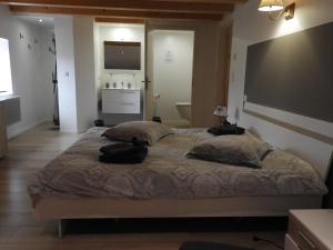 A bed or beds in a room at La Parenthèse Vosgienne