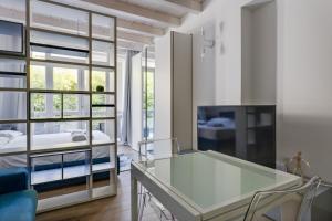 Televízia a/alebo spoločenská miestnosť v ubytovaní Loft Moderno sui Navigli