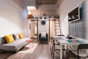 a living room with a couch and a table at MOOKI Loft Gerlitzen mit eigenem Badestrand in Villach